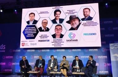 Na zdjęciu widoczni są uczestnicy panelu na konferencji Local Trends. Gośćmi panelu byli: Mirosław Goślicki &ndash; Skarbnik Miasta Sopotu, Marian Kachniarz &ndash; Profesor Uniwersytetu Przyrodniczego we Wrocławiu, Maciej Kiełbus &ndash; Wsp&oacute;lnik w ZIEMSKI&PARTNERS Kancelaria Prawna Kostrzewska, Kołodziejczak i Wsp&oacute;lnicy, Izabela Kuś &ndash; Skarbnik Gminy Miasta Gdańska, Marcin Wielgolaski &ndash; Zastępca dyrektora Departamentu Organizacji ds. Prawnych, Samorząd Wojew&oacute;dztwa Mazowieckiego - kliknięcie spowoduje wyświetlenie powiększonego zdjęcia