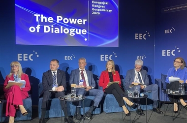 Na zdjęciu widoczni są uczestnicy panelu &bdquo;Finanse i inwestycje samorządowe&rdquo; podczas Europejskiego Kongresu Gospodarczego EEC. W panelu wzięli udział: dr Julita Łukomska, zastępczyni dyrektora NIST, dr hab. Prof. SGH Paweł Felis z Zakładu Rynk&oacute;w Kapitałowych i Finans&oacute;w Behawioralnych, SGH Warsaw School of Economics,  Danuta Lange skarbnik Miasta Katowice,  Tomasz Miśko, I zastępca prezydenta miasta Stalowej Woli, Wojciech Ostrowski skarbnik Płocka, Katarzyna Rydlewska zastępca dyrektora, Departament Rozwoju, EIB SA, Jacek Wojciechowicz, prezydent Raciborza - kliknięcie spowoduje wyświetlenie powiększonego zdjęcia