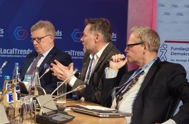 Na zdjęciu widoczny prof. Paweł Swianiewicz, dyrektor NIST podczas dyskusji w panelu na Local Trends - kliknięcie spowoduje wyświetlenie powiększonego zdjęcia