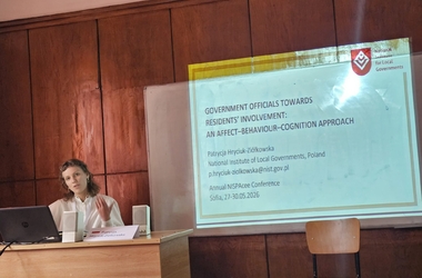 Na zdjęciu widoczna Patrycja Hryciuk-Zi&oacute;łkowska - ekspertka w zespole Badań i Analiz Samorządowych - kliknięcie spowoduje wyświetlenie powiększonego zdjęcia